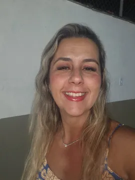 Antes: selfie sorrindo, tirada no celular