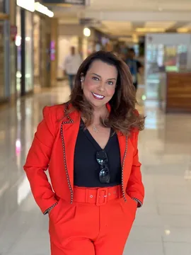 Antes: foto de corpo inteiro com roupa vermelha, tirada no celular